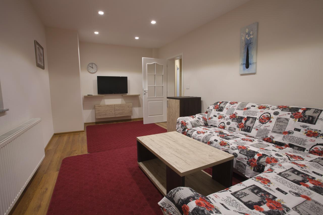 Apartmani Brocat ノヴィ・パザル エクステリア 写真